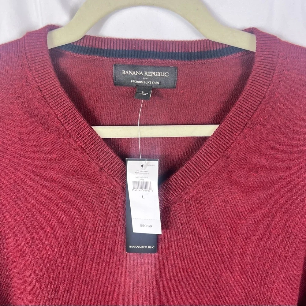 Banana Republic Men's Deep Red V-Neck Sweater